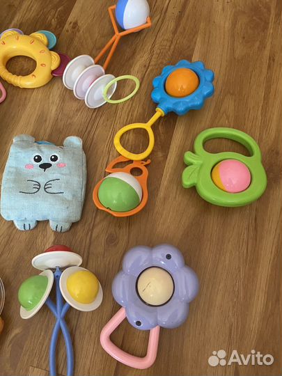 Погремушки и грелка пакетом