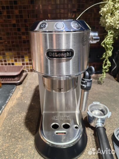 Рожковая кофемашина Delonghi dedica EC 685