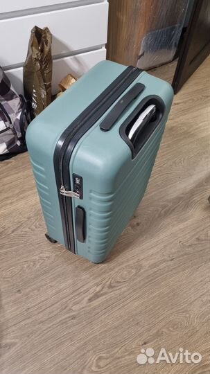 Чемодан почти новый