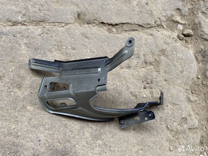 Кронштейн правого крыла Audi A6 c8