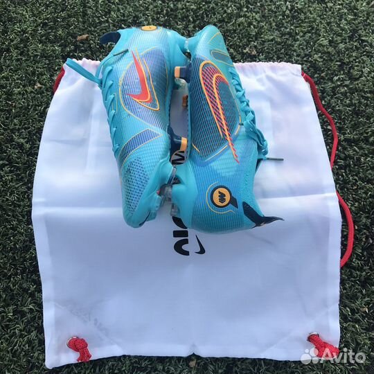 Футбольные бутсы Nike