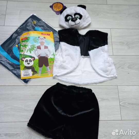 Коробки с новым годом и костюм панды