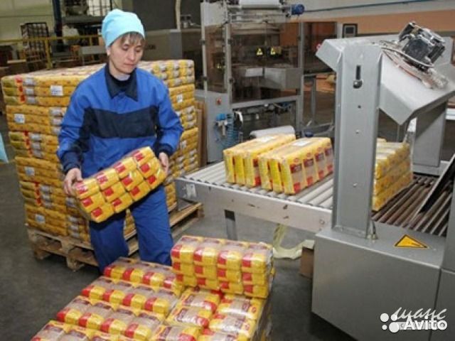 Найти работу производства. Укладчик-упаковщик. Расфасовка продукции. Расфасовка товара на складе. Укладчик-упаковщик, фасовщик.