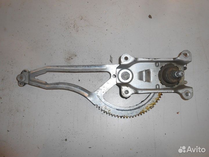 Стеклоподъемник механический задний левый