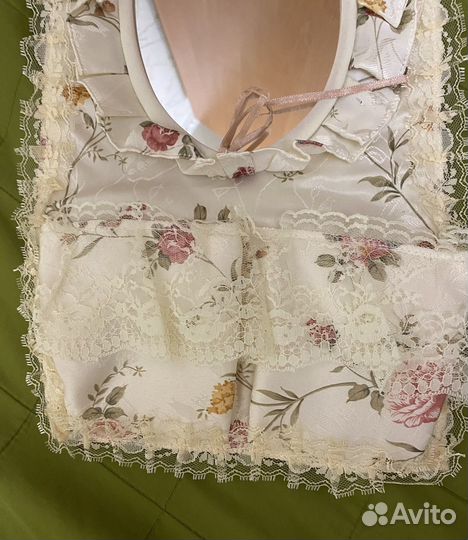 Зеркальце в матерчатом обрамлении с кармашками