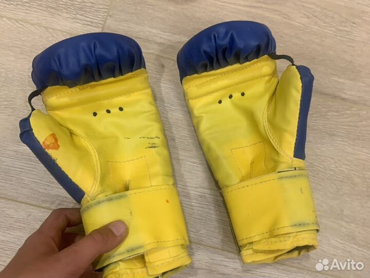 Боксерская груша и перчатки