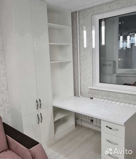 Рабочая зона в углу у окна