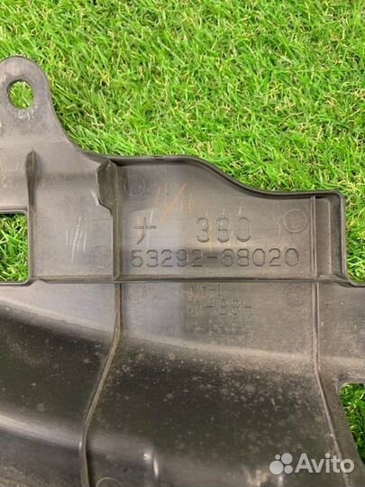 Накладка замка капота Toyota Wish ZGE20 2ZR-FAE