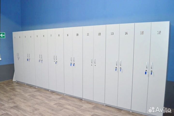 Белые односекционные шкафчики для раздевалки