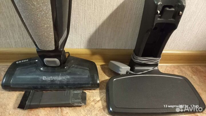 Вертикальный пылесос Electrolux zb3015sw