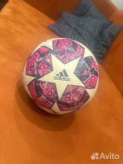 Футбольный мяч adidas лига чемпионов