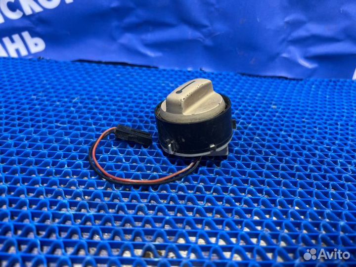 Кнопка люка Volkswagen Touareg внедорожник 2004