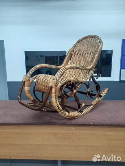 Кресло качалка плетеное из лозы ручной работы