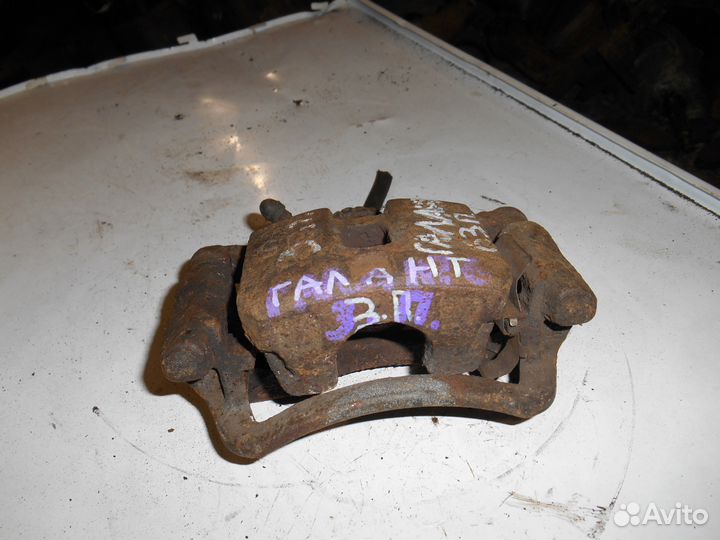 Задний правый суппорт Mitsubishi Galant