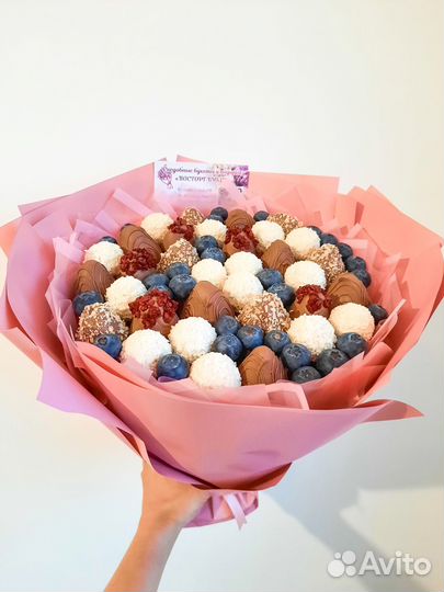 Букеты из клубники в шоколаде, конфет