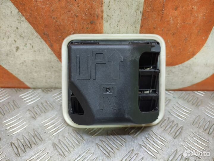 Решетка вентиляционная багажника задняя правая