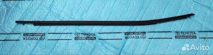Молдинг стекла двери Toyota RAV4 50 перед правый