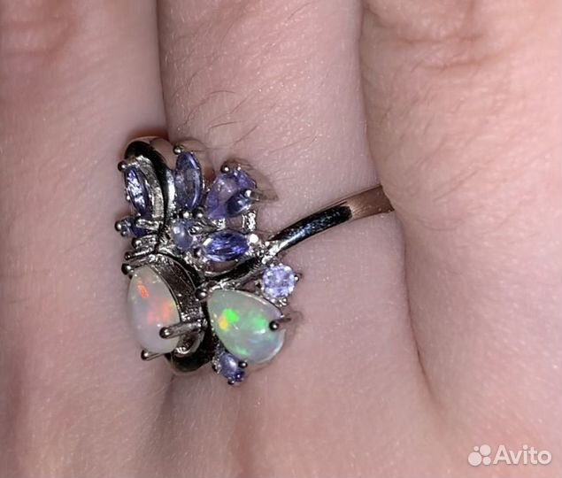 Серебряное кольцо с сапфирами