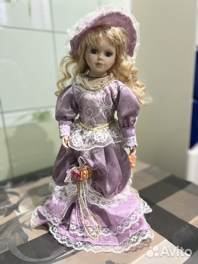 Фарфоровая кукла