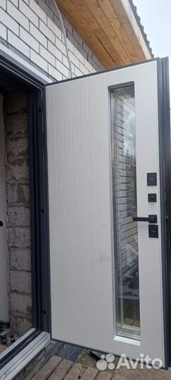 Уличная дверь в дом со стеклопакетом терморазрыв