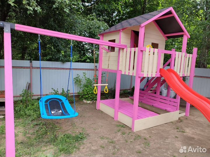 Детский деревянный домик на сваях