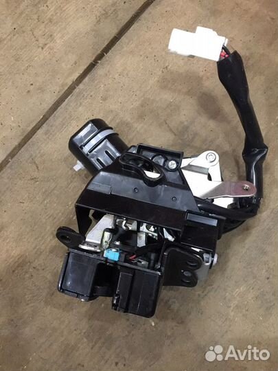 Замок крышки багажника Lexus NX