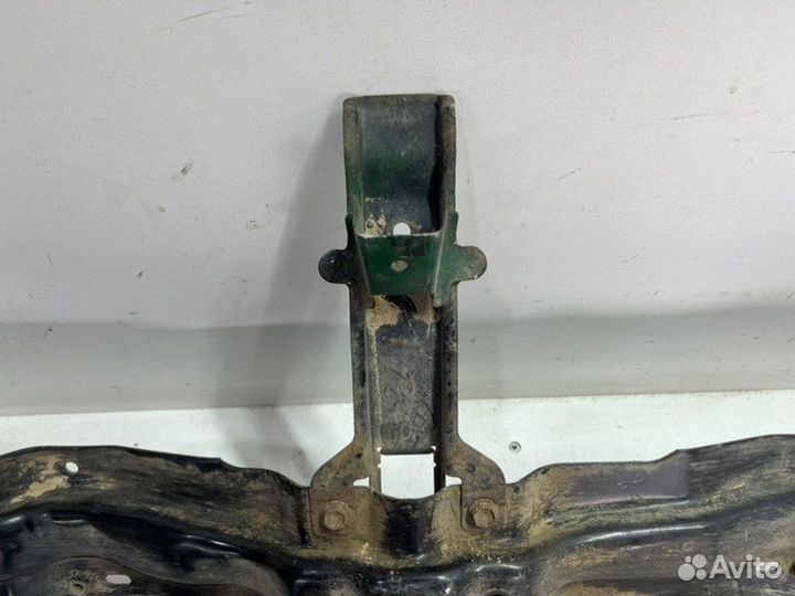 Крепление запасного колеса Toyota Land Cruiser 200