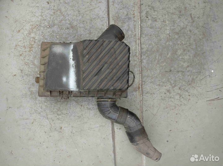 Корпус воздушного фильтра Фольксваген Пассат Б3