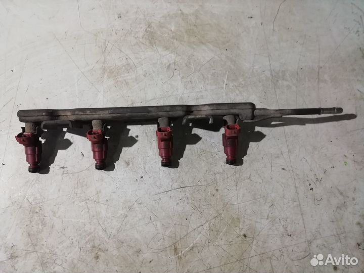 Топливная рейка с форсунками Nissan Primera P12