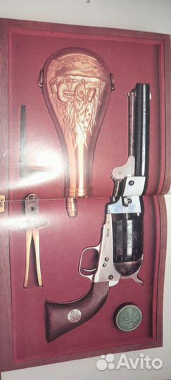 Книга револьверы и пистолеты мира