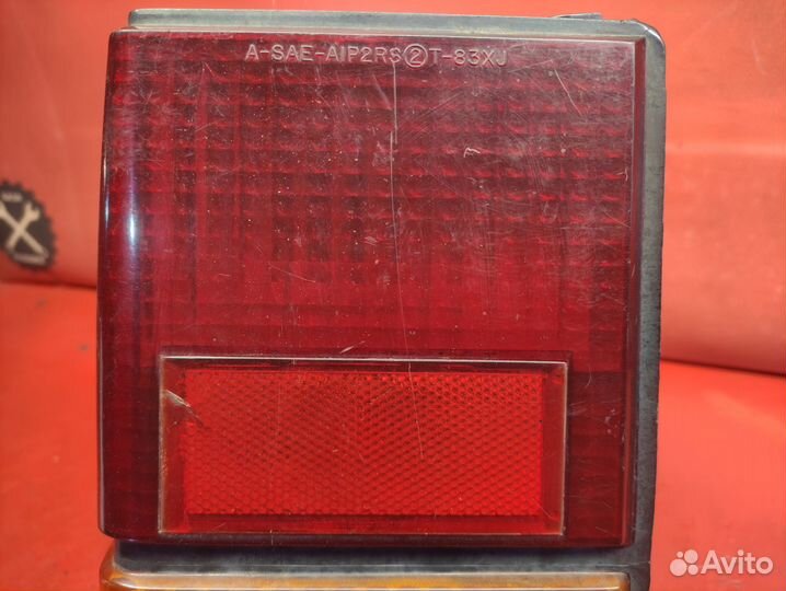 Задний левый фонарь Jeep Cherokee XJ 1984-1996