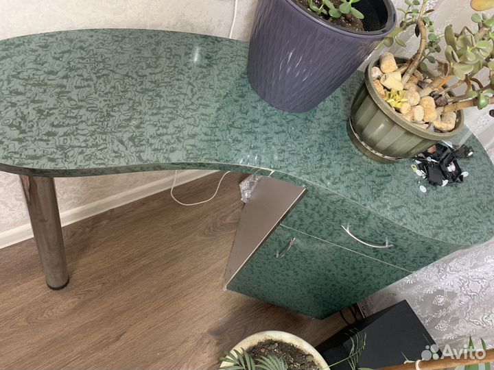 Маникюрный стол