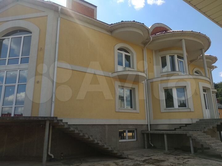 Дом 1389,8 м² на участке 20 сот.