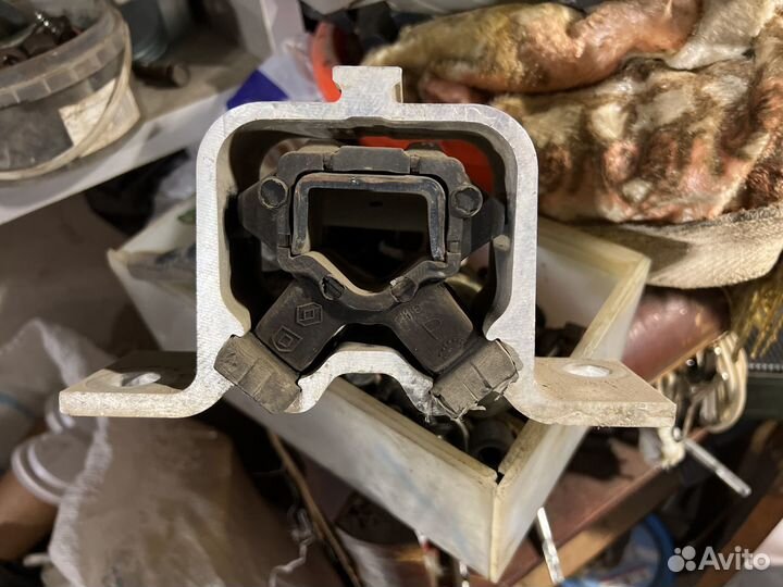 Подушка двигателя renault sandero sw 2012