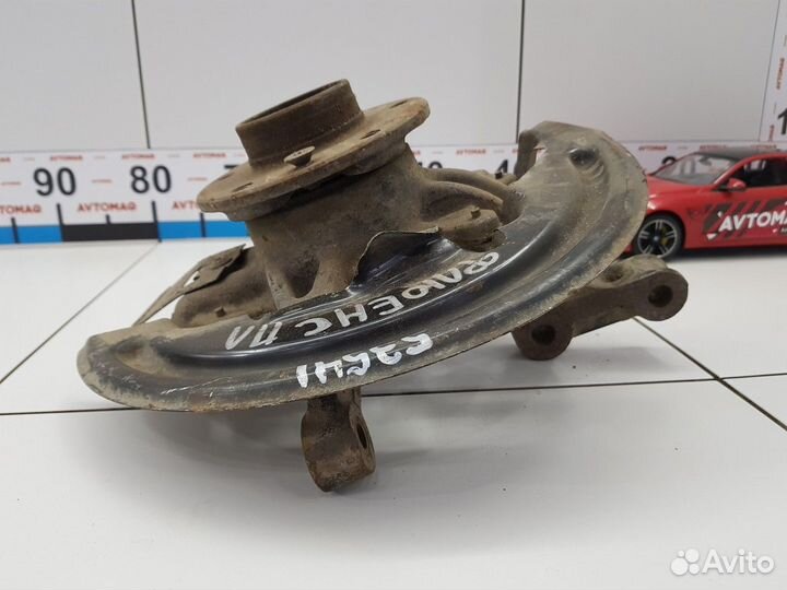 Кулак поворотный передний левый