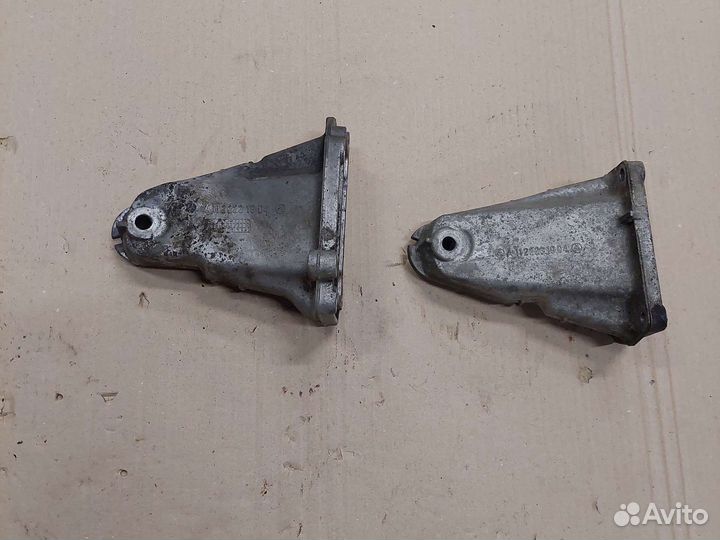 Кронштейн крепления двигателя Мерседес W220