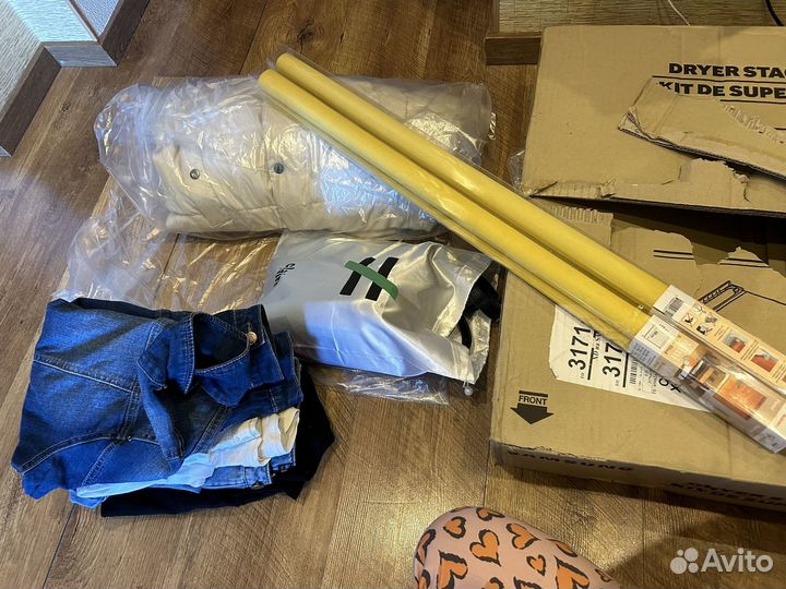 Жалюзи и коробка вещей