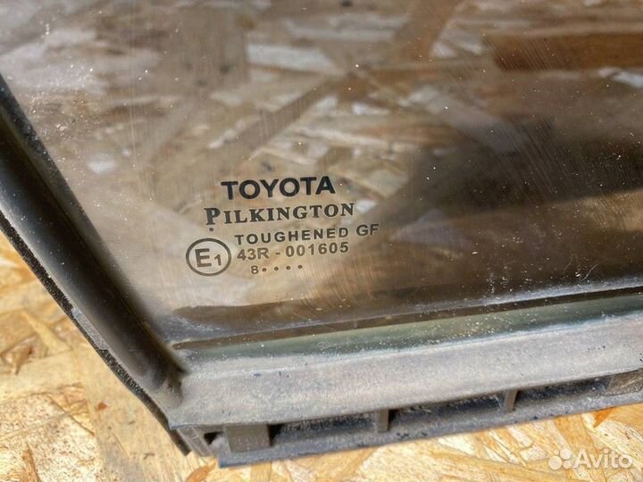 Стекло двери передней правой (форточка)