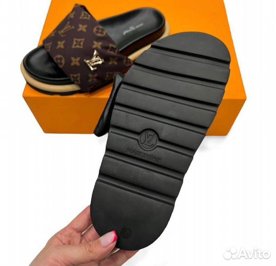 Шлепанцы Louis Vuitton