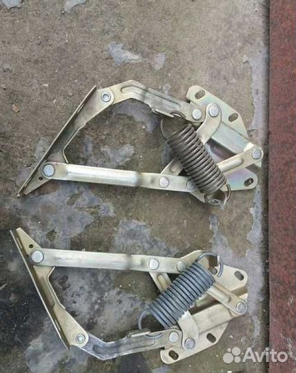 Петли капота волга газ 24-31105 новые пр лев