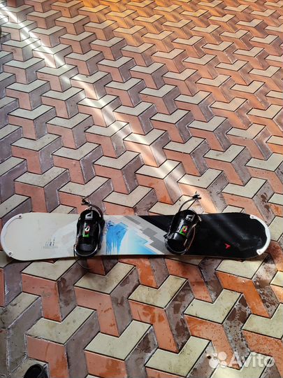 Сноуборд с креплениями и ботинками