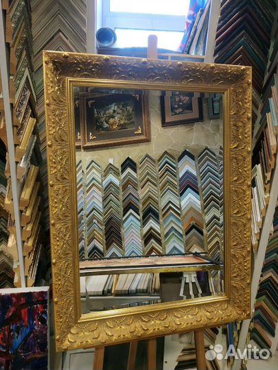 Зеркало в деревянной раме