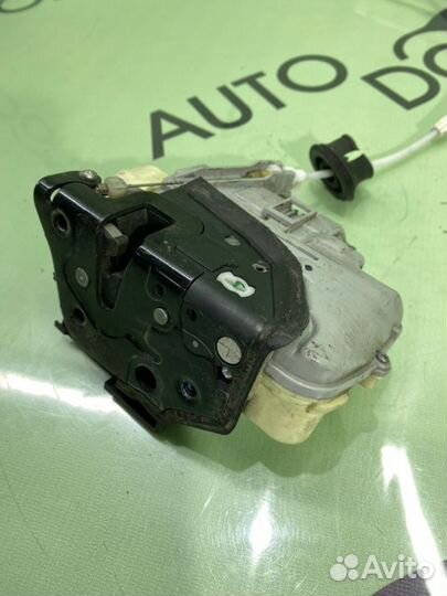 Замок боковой двери передний правый Audi Q7 4L