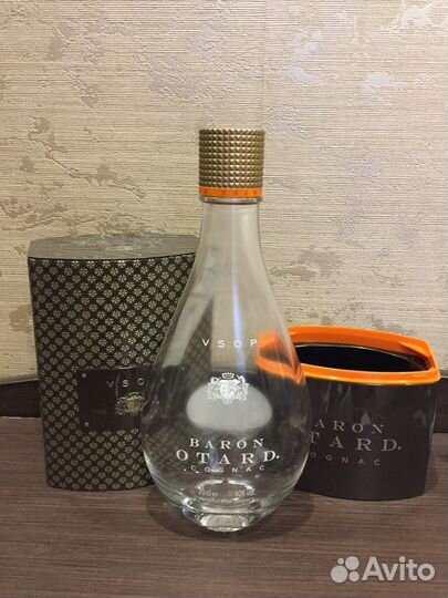 Металлическая подарочная коробка с бутылкой коньяк