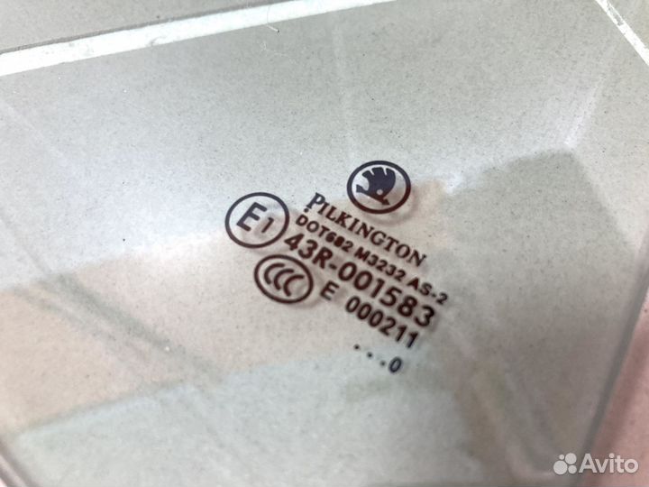 Форточка задней правой двери Skoda Fabia 2010-2015