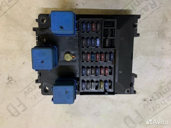 Блок реле и предохранителей передний Nissan P11