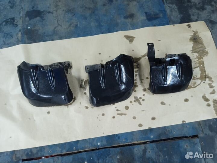 Брызговик Mitsubishi L200 с 2006 по 2016 год