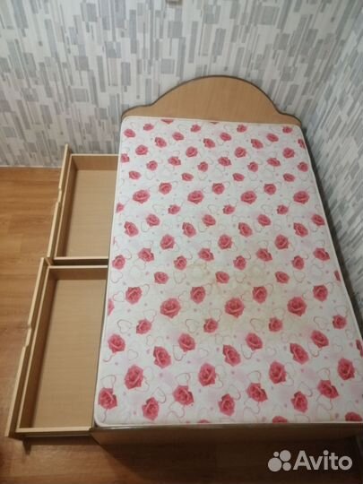 Кровать двухспальная с матрасом