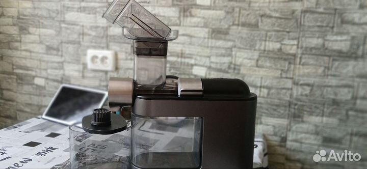 Шнековая соковыжималка Philips HR1947 Avance Colle