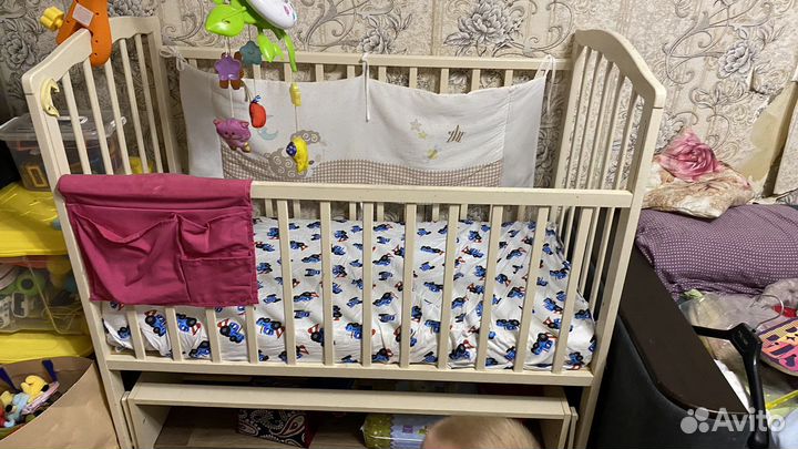 Детская кроватка с маятником